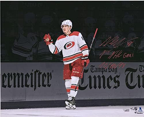 Martin Necas Carolina Hurricanes, 1. NHL Hedefi 10/16/18 Yazılı 16 x 20 Fotoğraf İmzaladı - 18 İmzalı NHL Fotoğraflarının